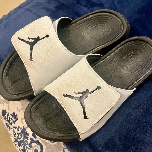 Jordan Slides in white size 9. Beautiful and very comfortable for anyone. 🏀 - Picture 5 of 6